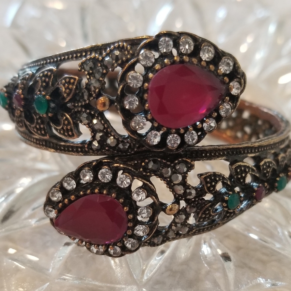 Bracelet Cranberry Teardrop Faceted Stones & Rhinestones Set In Bronze Tone